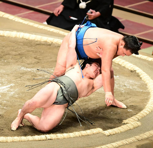 豊昇龍は小手投げで炎鵬（下）を破る（撮影・小沢裕）