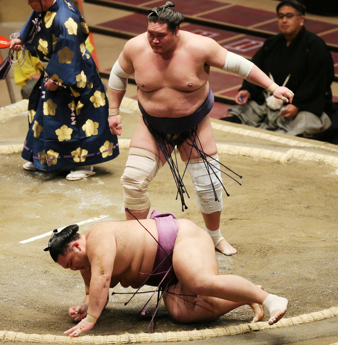 照ノ富士（奥）に上手投げで敗れる朝乃山（2020年11月9日撮影）