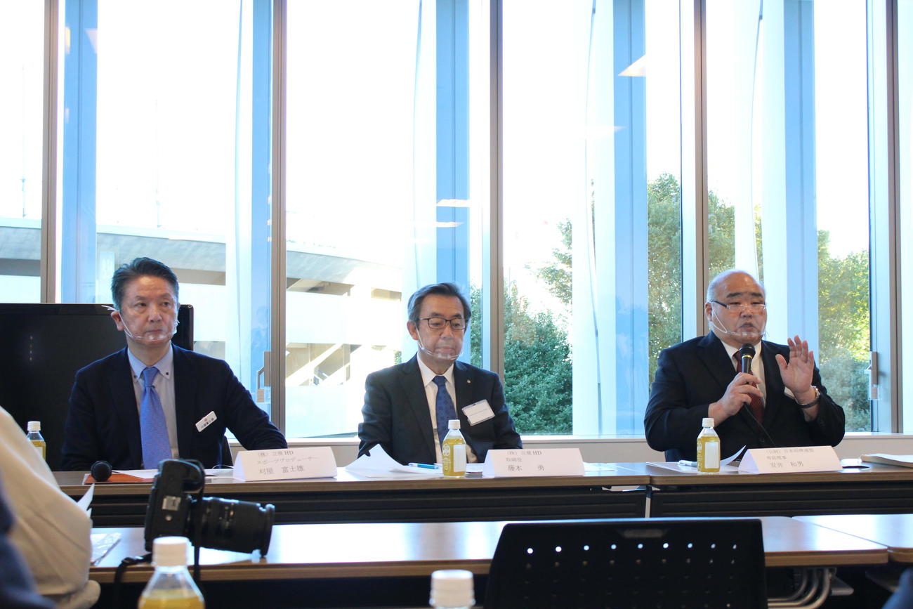 「立川立飛・元日相撲」の開催を発表する、左から刈屋氏、立飛HDの藤本取締役、日本相撲連盟の安井専務理事（撮影・深野恭成）