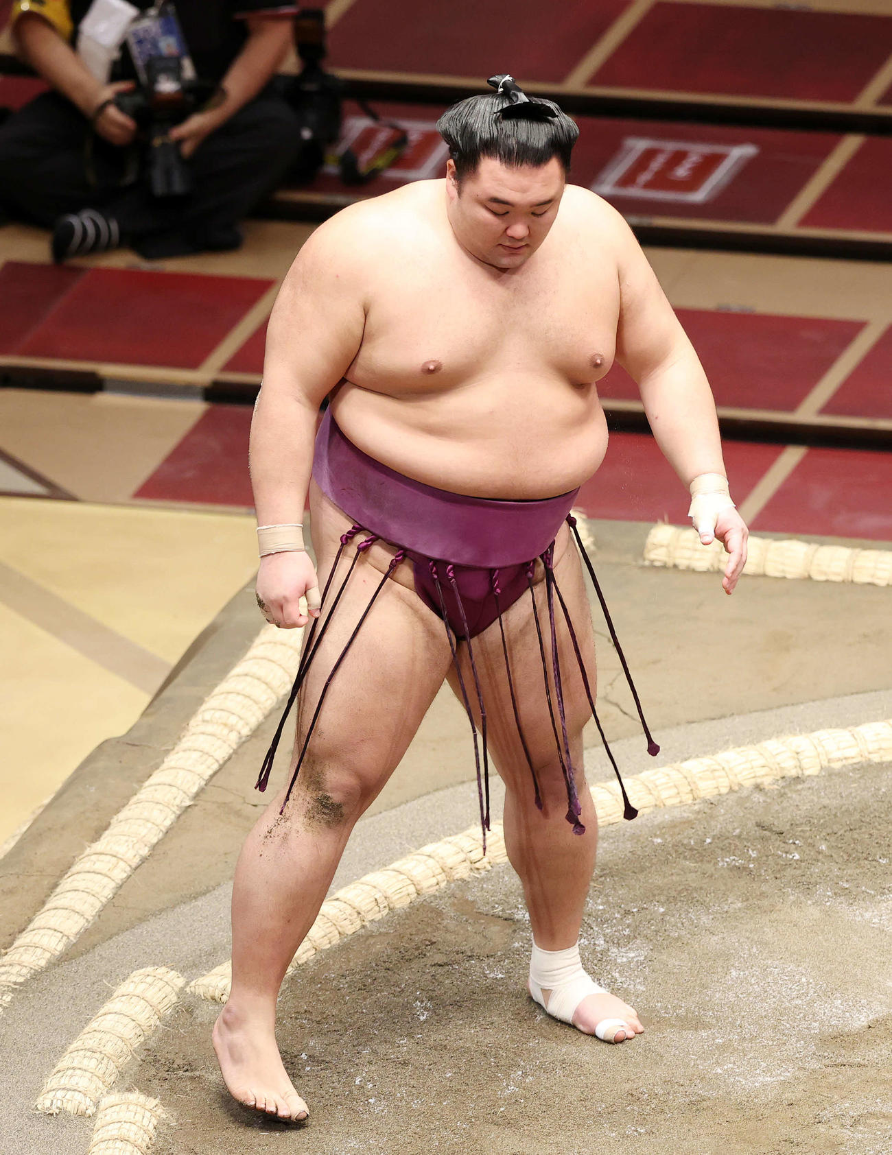 照ノ富士に敗れてうつむく朝乃山（2020年11月9日撮影）