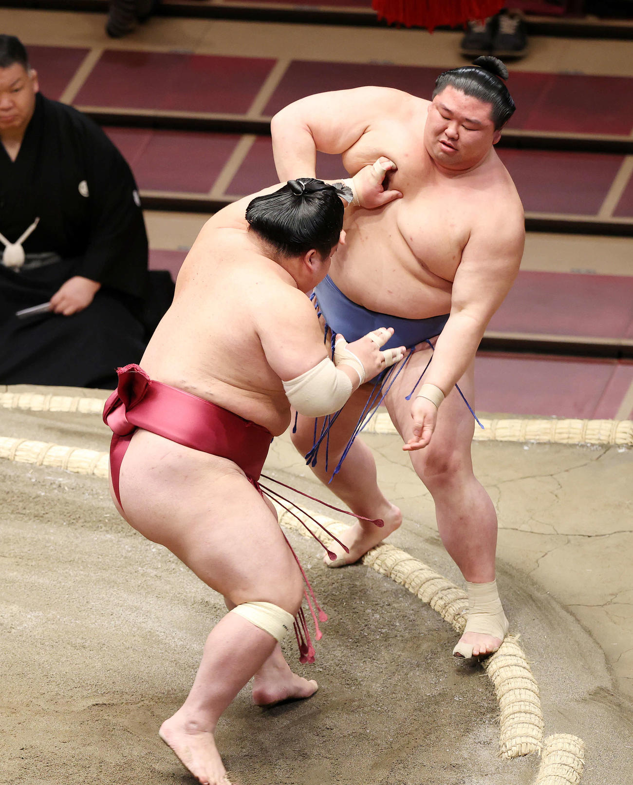 大栄翔（左）に突き出しで敗れる正代（撮影・鈴木正人）