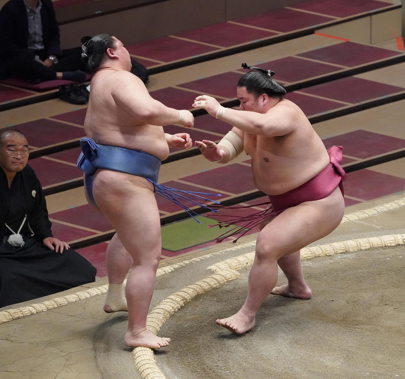 大栄翔（右）に突き出しで敗れる正代（撮影・菅敏）