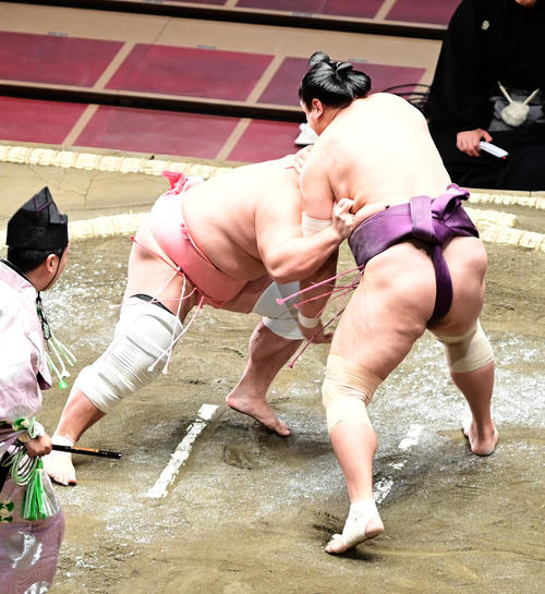 宇良（左）は居反りで旭秀鵬を破る（撮影・小沢裕）