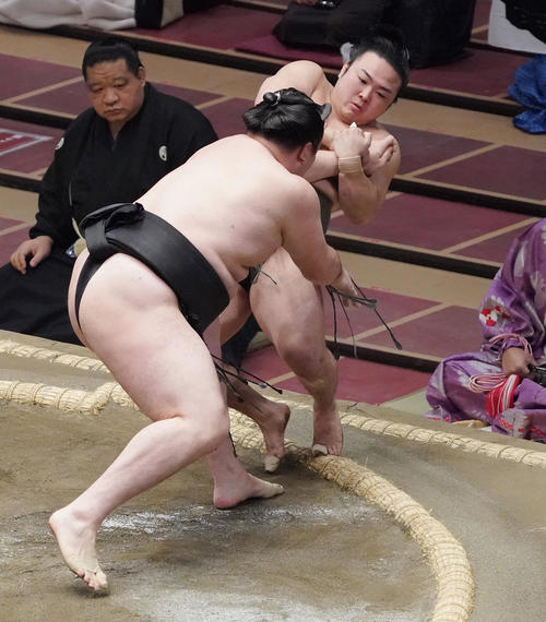 炎鵬（右）を押し倒しで破る竜電（撮影・菅敏）