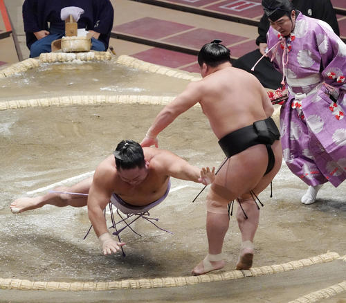 琴恵光（左）を叩き込みで破る照強（撮影・菅敏）