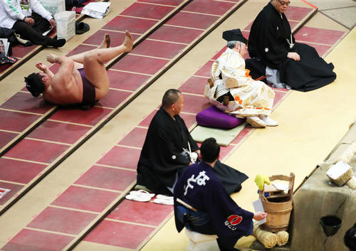 宝富士に送り出しで敗れ、土俵下を転がる遠藤（左）（撮影・河田真司）