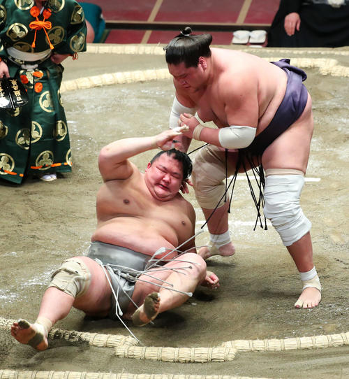 北勝富士（左）を上手投げで破る照ノ富士（撮影・河田真司）