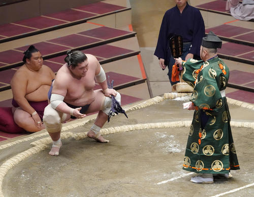 北勝富士を上手投げで破り、勝ち名乗りを受け取る照ノ富士（撮影・菅敏）