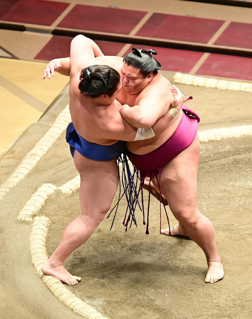 御嶽海（右）は若隆景を寄り切りで破る（撮影・小沢裕）