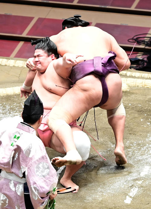 宇良（左）は居反りで旭秀鵬を破る（撮影・小沢裕）