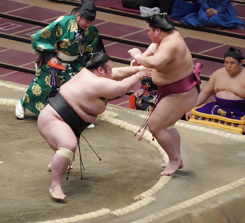大栄翔（右）を突き出しで下す貴景勝（撮影・菅敏）