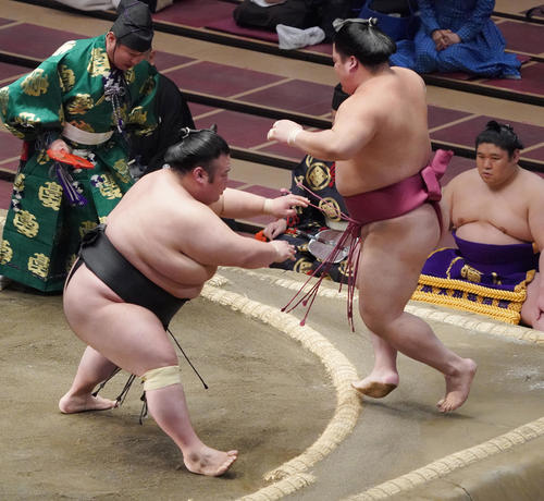 大栄翔（右）を突き出しで下す貴景勝（撮影・菅敏）