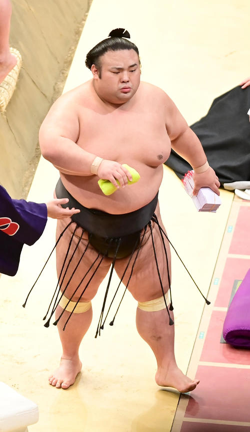 初日から5連勝を飾った貴景勝は懸賞を手に引き揚げる（撮影・小沢裕）