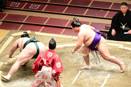明生（右）は豊山を突き落としで破る（撮影・小沢裕）