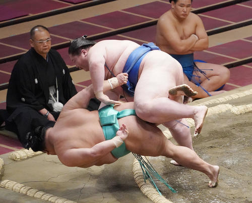 天空海（左）を寄り倒しで破る逸ノ城（撮影・菅敏）