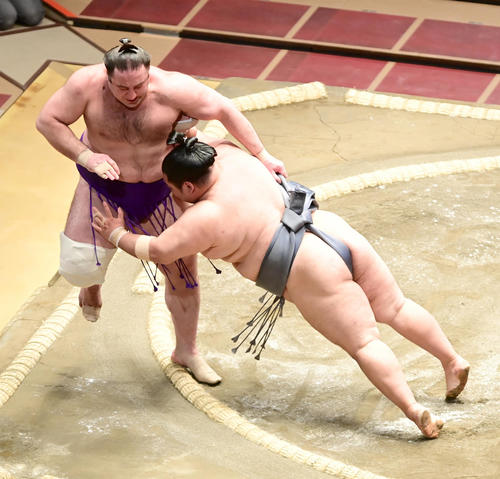 栃ノ心（左）を押し出しで破る徳勝龍（撮影・小沢裕）