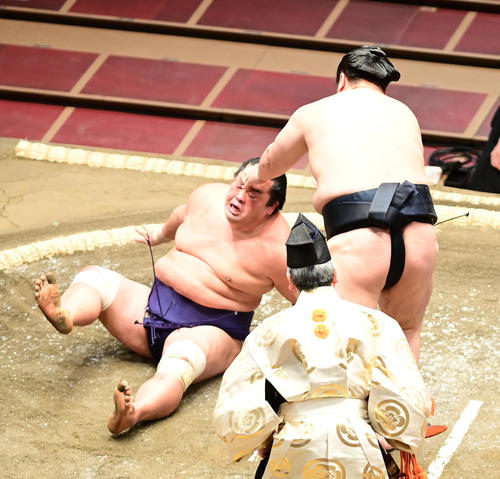 輝（右）は妙義龍を押し倒しで破る（撮影・小沢裕）