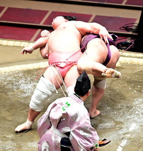 宇良（左）は居反りで旭秀鵬を破る（撮影・小沢裕）