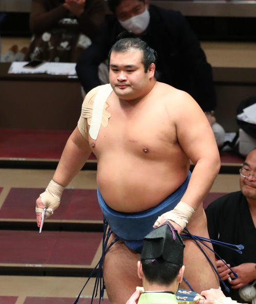 佐田の海をはたき込みで破り、土俵から引き揚げる千代の国（撮影・河田真司）