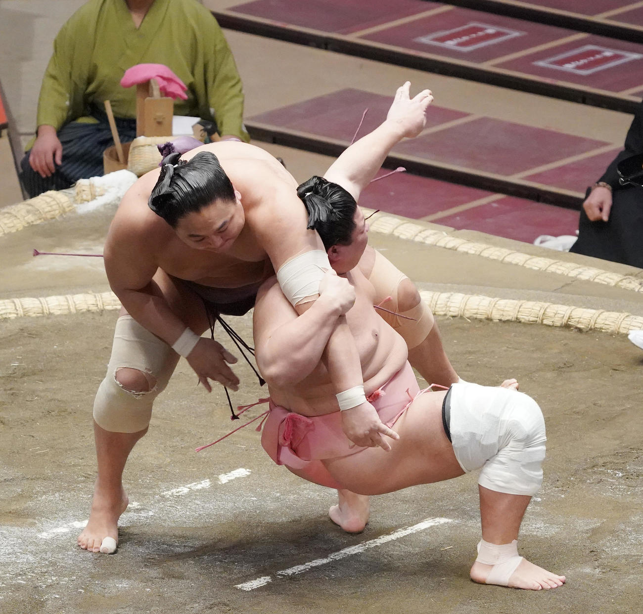 旭秀鵬（左）を居反りで破る宇良（撮影・菅敏）