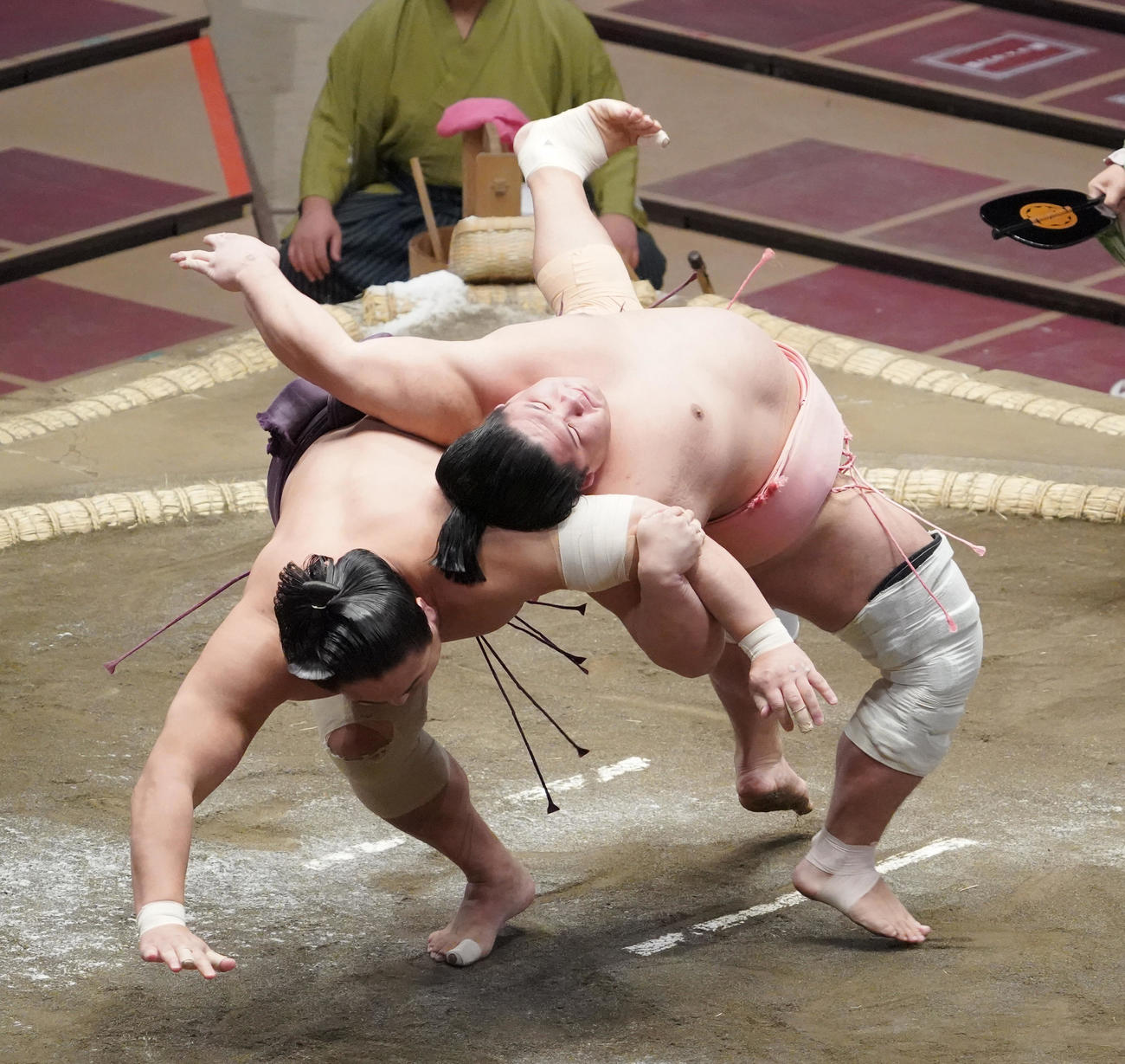 旭秀鵬（左）を居反りで破る宇良（撮影・菅敏）
