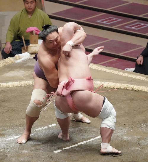 旭秀鵬（左）を居反りで破る宇良（撮影・菅敏）