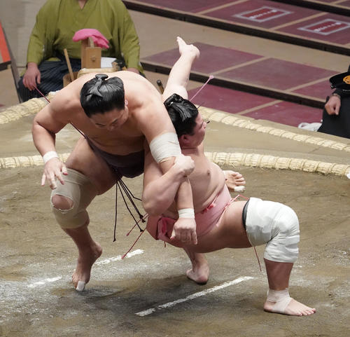 旭秀鵬（左）を居反りで破る宇良（撮影・菅敏）