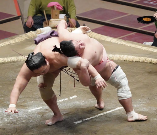 旭秀鵬（左）を居反りで破る宇良（撮影・菅敏）