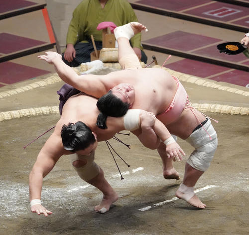 旭秀鵬（左）を居反りで破る宇良（撮影・菅敏）