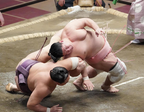旭秀鵬（左）を居反りで破る宇良（撮影・菅敏）