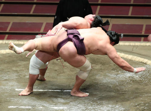 旭秀鵬（手前）を居反りで破る宇良（撮影・河田真司）