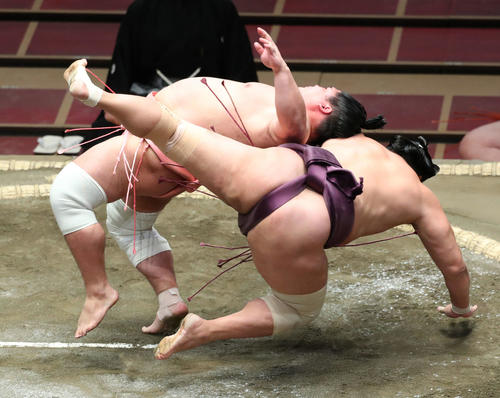 旭秀鵬（右）を居反りで破る宇良（撮影・河田真司）