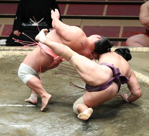 旭秀鵬（右）を居反りで破る宇良（撮影・河田真司）