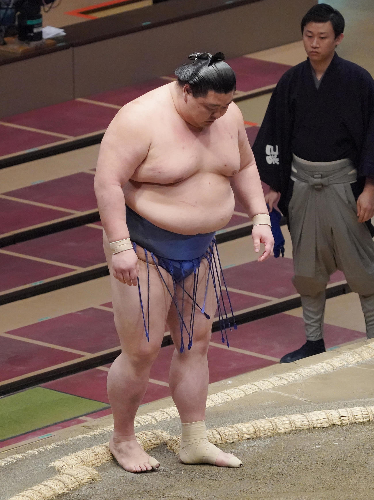 4日目、大栄翔に突き出しで敗れ、肩を落とす正代（2020年11月11日撮影）