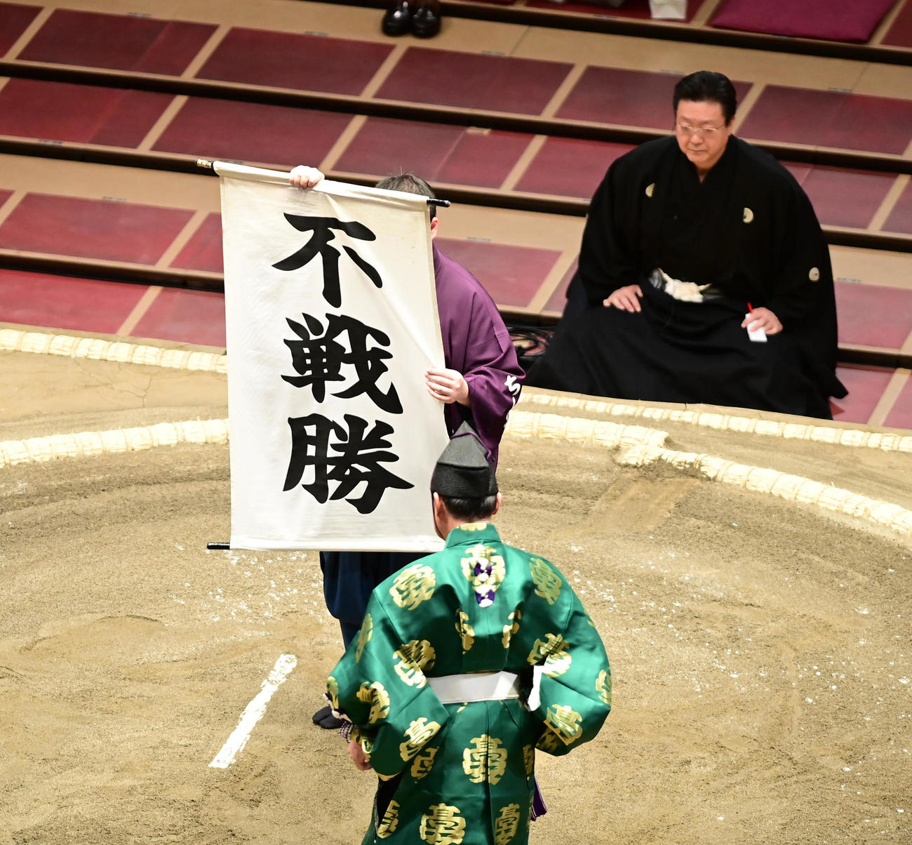 正代の休場により阿武咲の不戦勝を告げる幕が掲げられた（撮影・小沢裕）