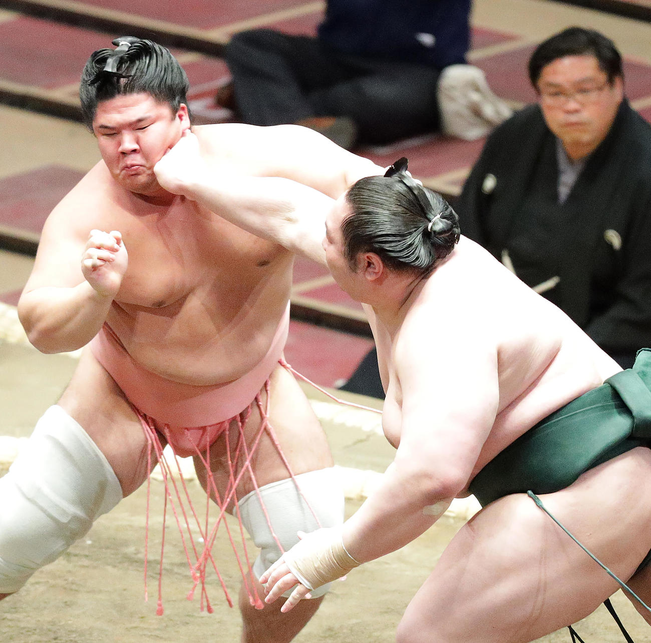 白鷹山（右）に右ストレート？を浴びせられる宇良（撮影・中島郁夫）