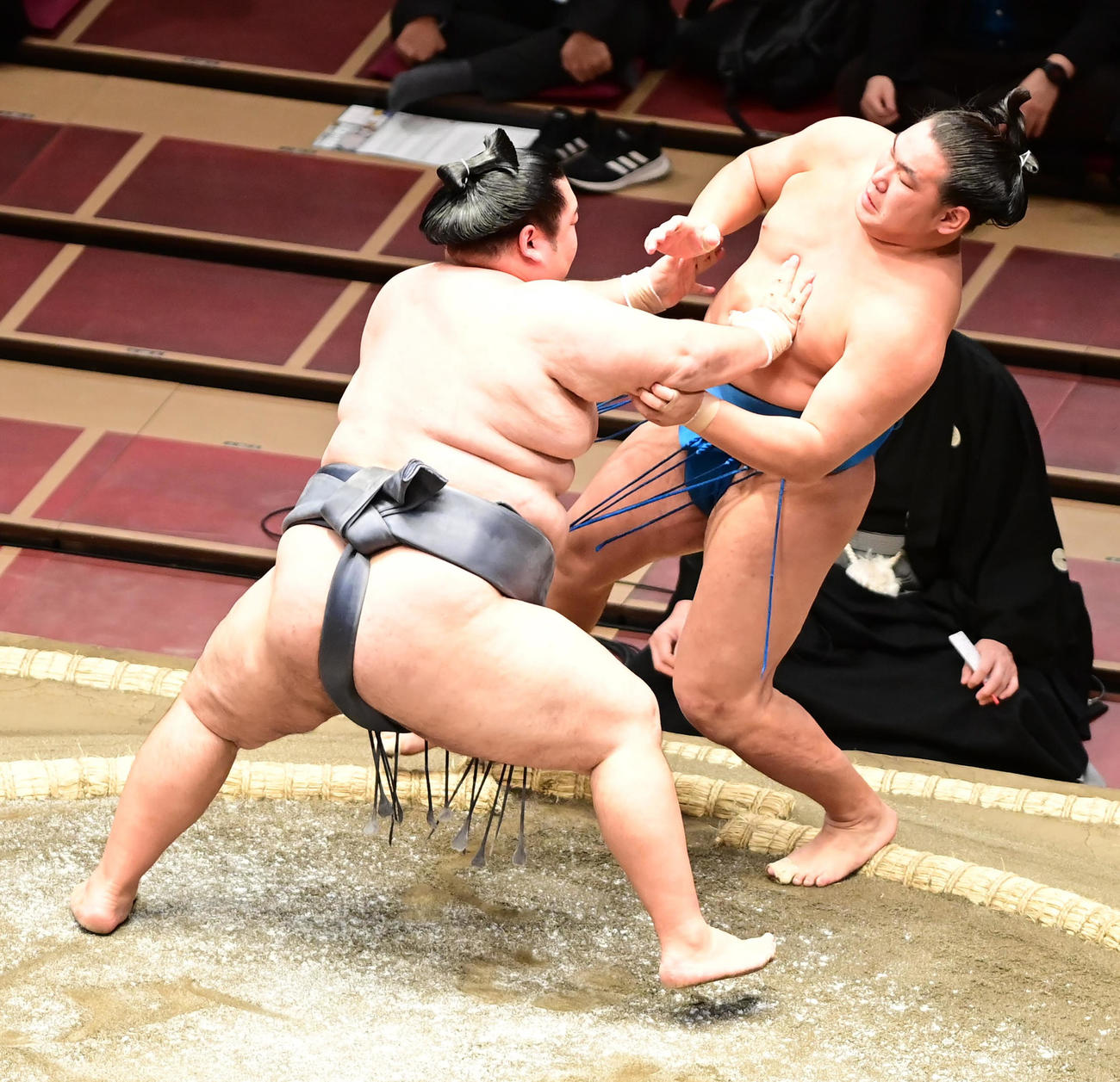 土俵際で徳勝龍の猛攻をたえる豊昇龍（撮影・小沢裕）