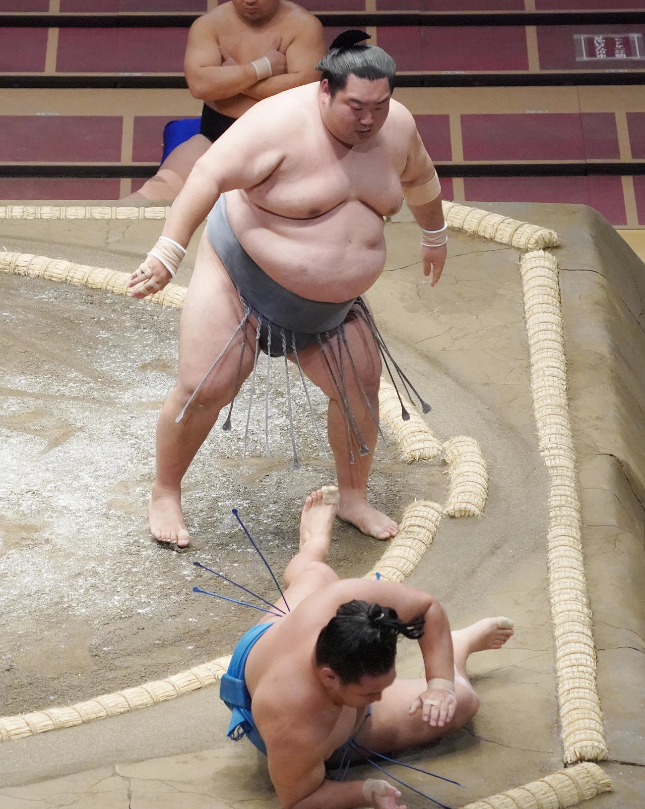 豊昇龍（下）を押し倒しで破る徳勝龍（撮影・菅敏）