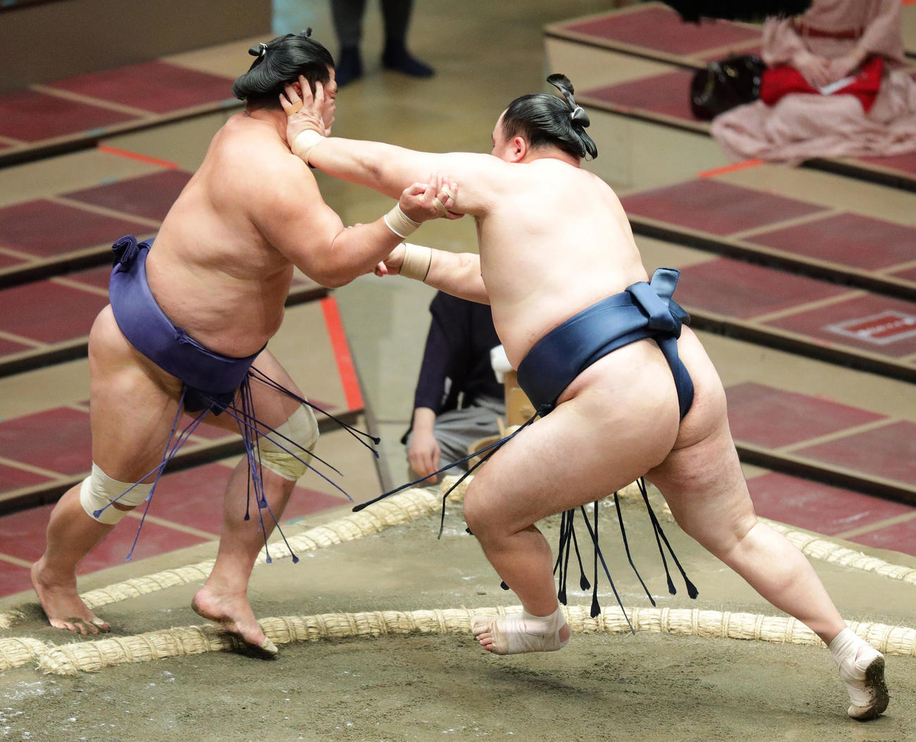 妙義龍（左）を押し出しで破る玉鷲（撮影・中島郁夫）