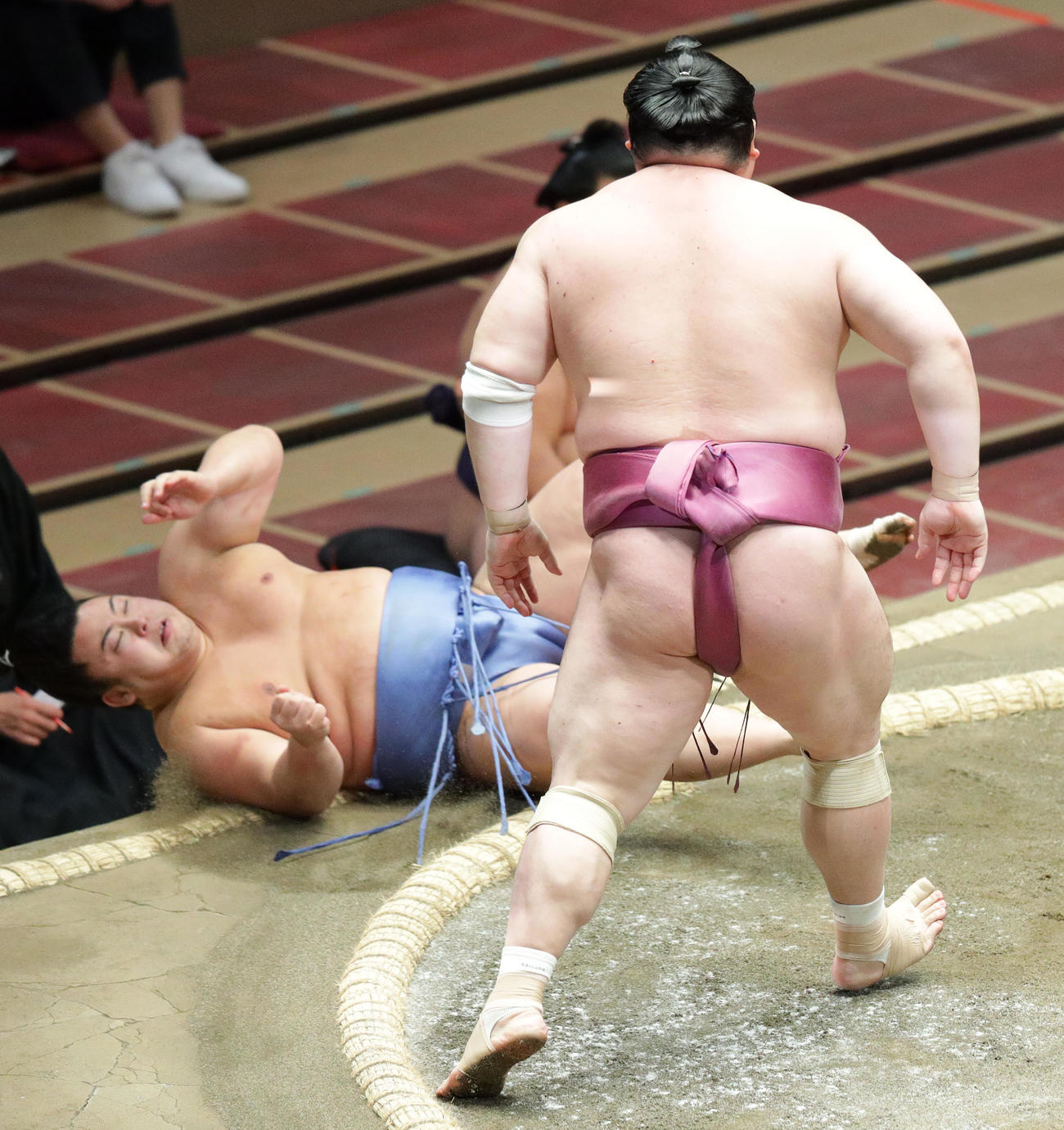 翔猿（左）をはたき込みで破る宝富士（撮影・中島郁夫）