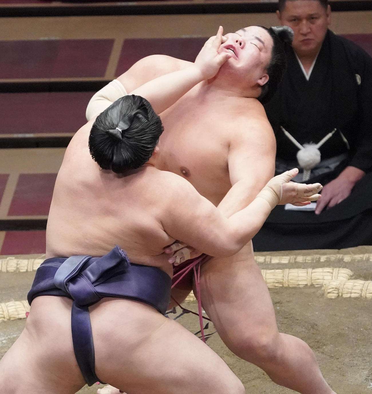 大栄翔（右）を攻める阿武咲（撮影・菅敏）