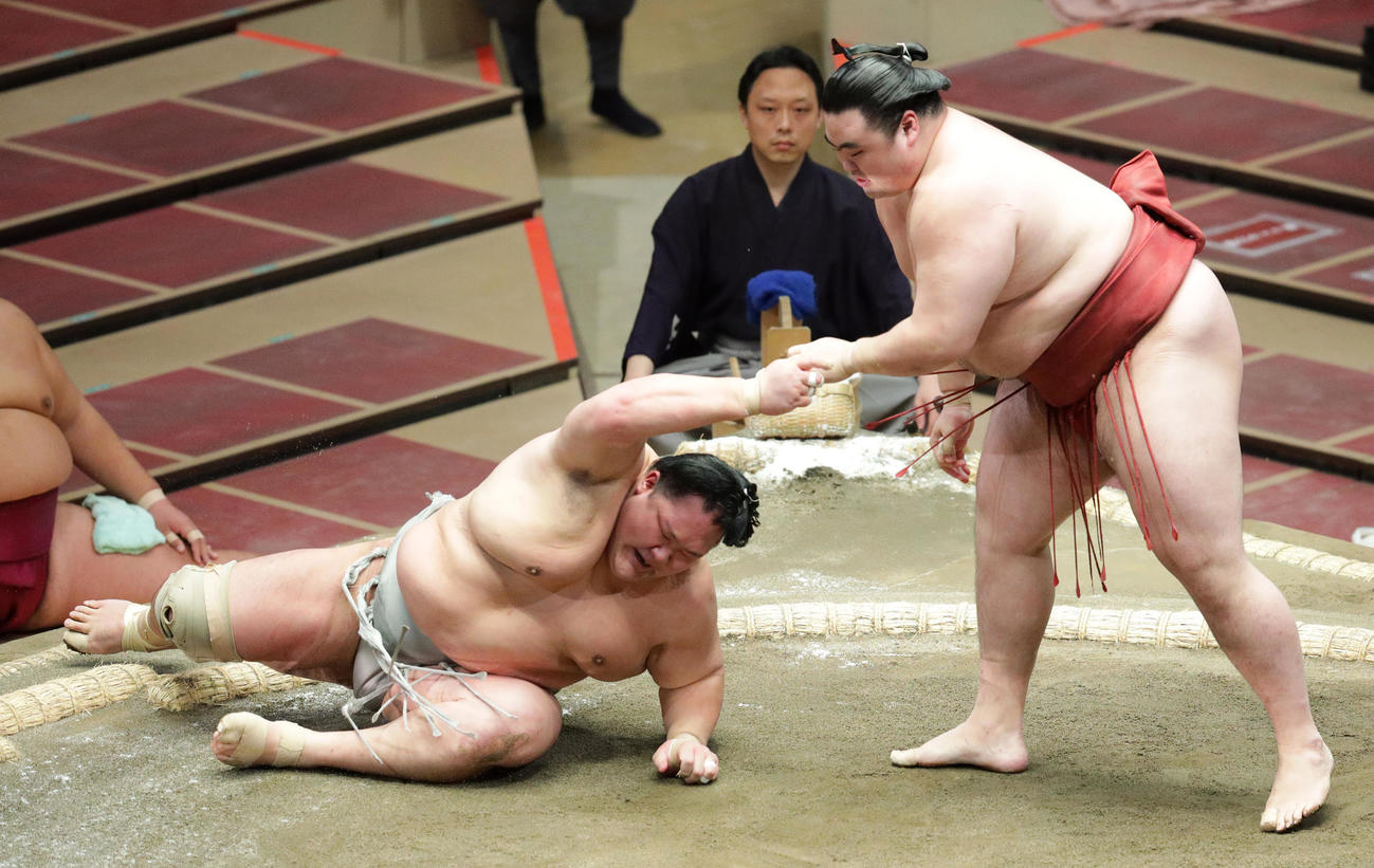 北勝富士（左）をはたき込みで破る隆の勝（撮影・中島郁夫）