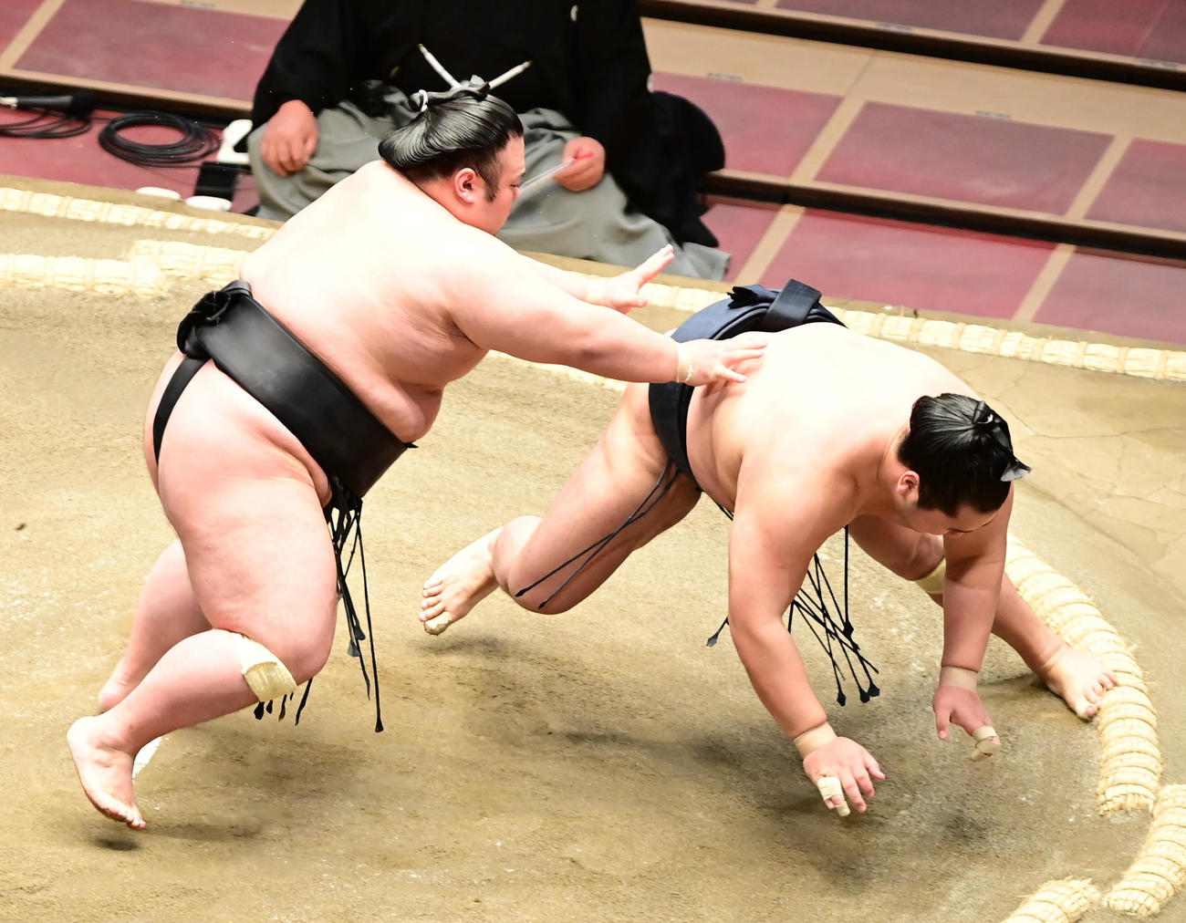 貴景勝（左）は輝をはたき込みで破る（撮影・小沢裕）