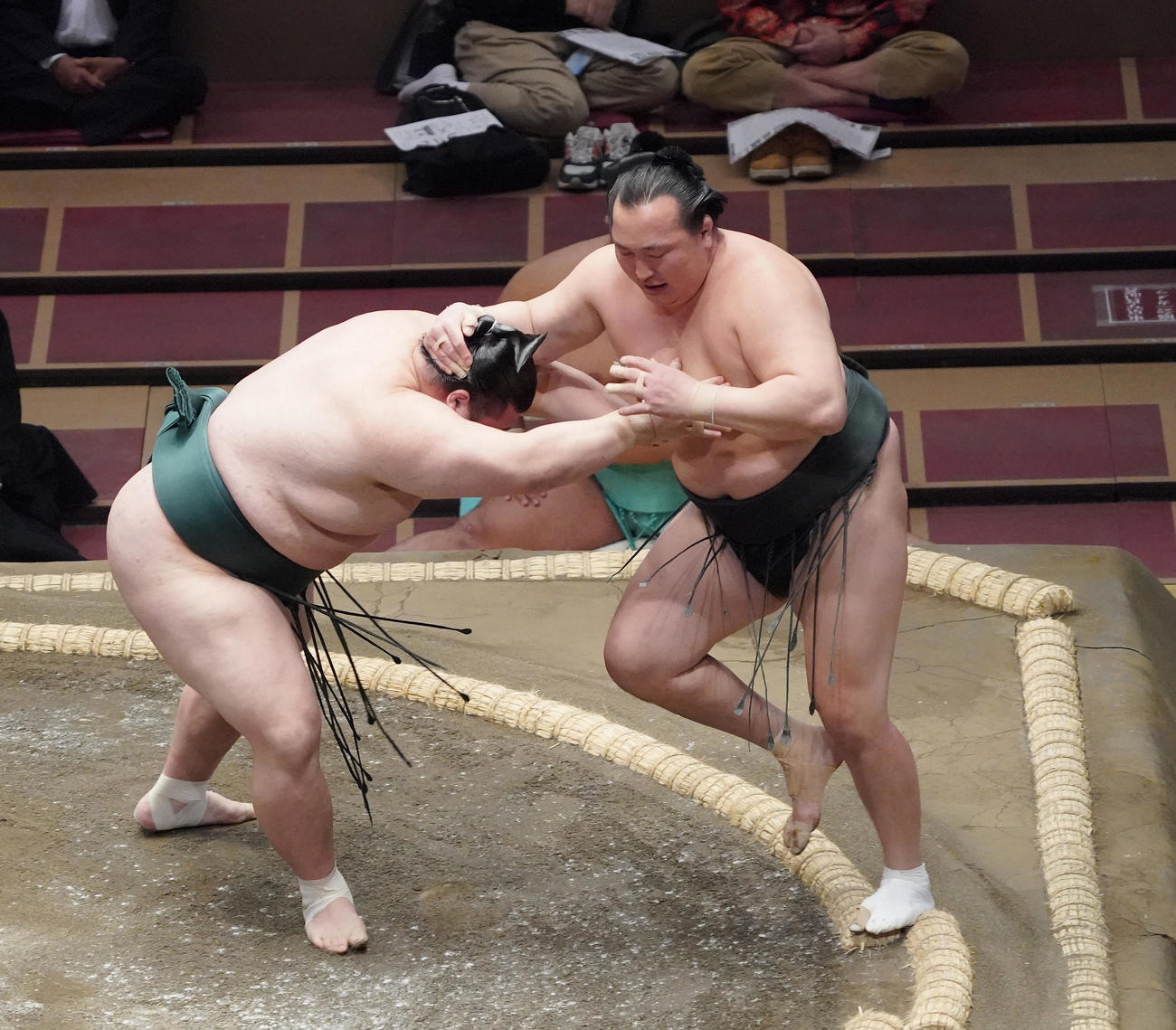 千代翔馬（右）を押し出しで破る豊山（撮影・菅敏）
