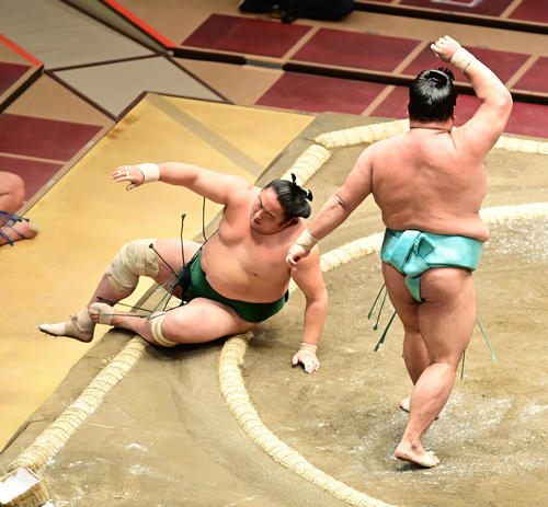 天空海は佐田の海（左）を上手投げで破る（撮影・小沢裕）