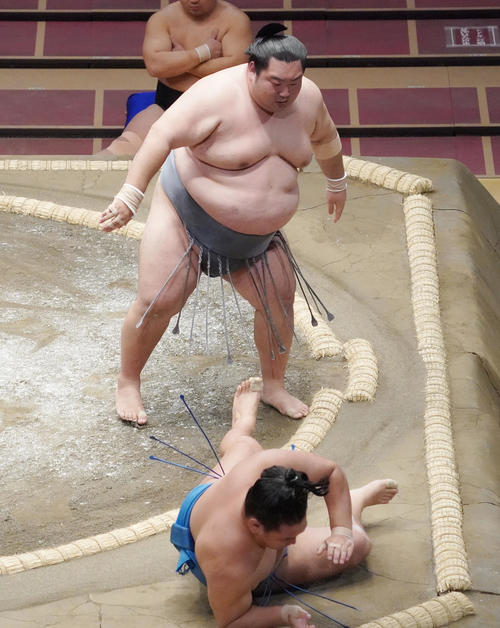 豊昇龍（下）を押し倒しで破る徳勝龍（撮影・菅敏）