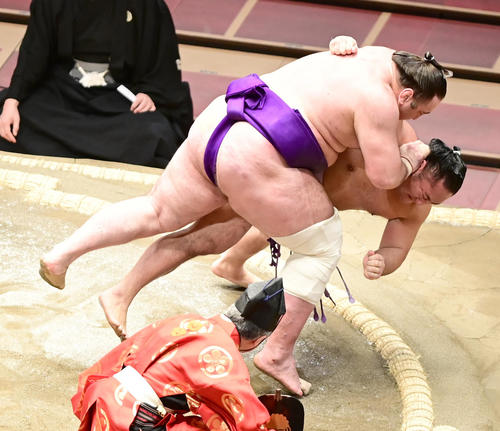 栃ノ心の猛攻を土俵際でこらえる琴恵光（撮影・小沢裕）