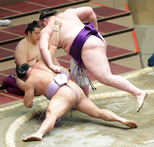 琴恵光（左）を上手投げで破る栃ノ心（撮影・中島郁夫）