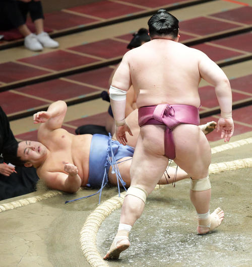 翔猿（左）をはたき込みで破る宝富士（撮影・中島郁夫）