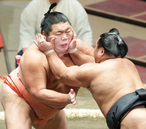 松鳳山（右）をの張り手を堪える千代大龍（撮影・中島郁夫）